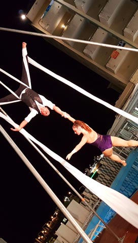 Spettacolo con danza in aria